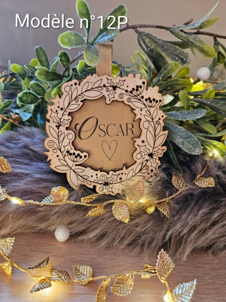 Couronne de Noël sur fond doré